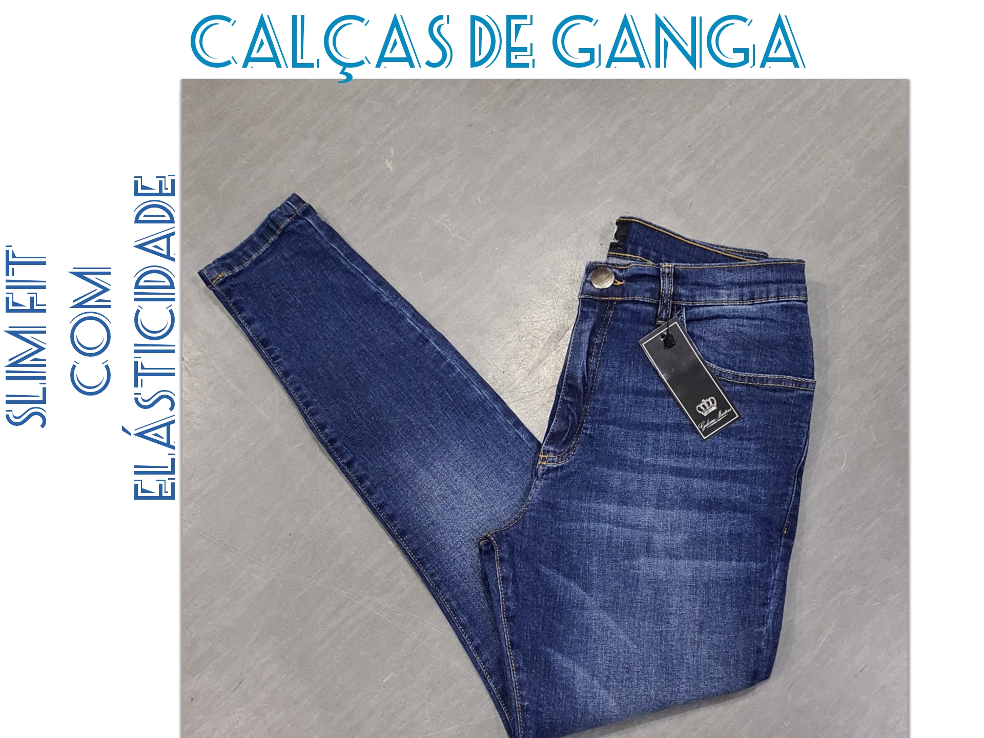 Calças de ganga azul escuro com etiqueta e texto promocional