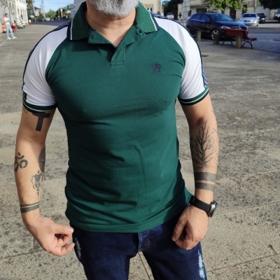 Polo de homem verde com mangas brancas e logótipo bordado
