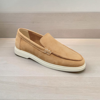 Sapato tipo mocassin castanho claro em camurça com sola branca