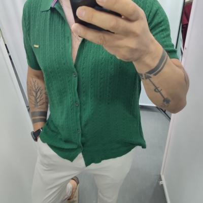 Camisa de malha verde escura com botões e gola polo detlahada