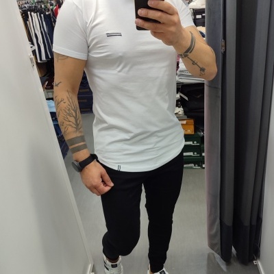 https://www.galerias-martins.pt/product/t-shirt-branco-slim-fit-veste-justo