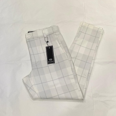 Calças de tecido leve com padrão xadrez branco e cinza, etiqueta preta