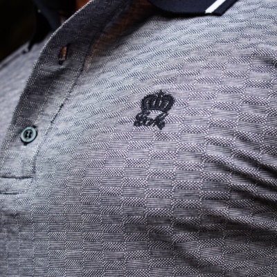 Polo cinza com colarinho preto e logótipo de coroa bordado