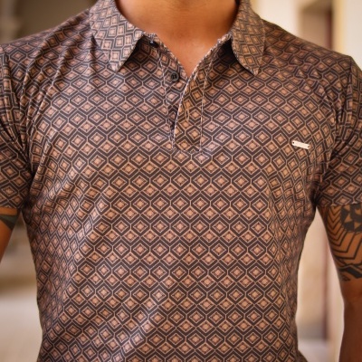 Polo masculino com padrão geométrico em castanho e bege, com gola e botões