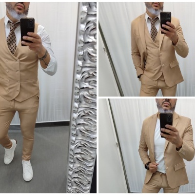 Conjunto masculino bege com gravata castanha e sapatos brancos