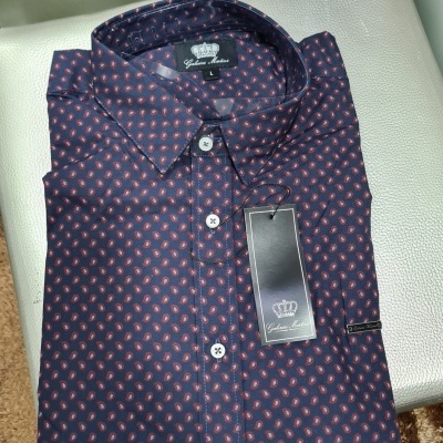 Camisa masculina azul escuro com padrão vermelho e etiquetas