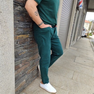 https://www.galerias-martins.pt/product/calcas-tapered-verde