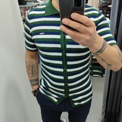 Camisola de malha com riscas verdes, brancas e azul-escuro e gola verde.