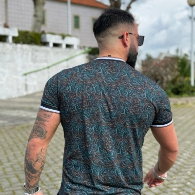 Homem de costas com camisola estampada em ambiente exterior