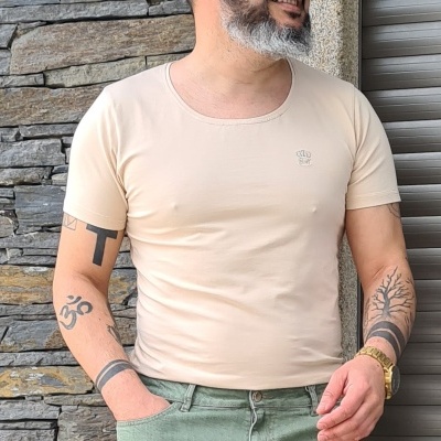 https://www.galerias-martins.pt/product/t-shirt-decote-caviado-bege-2