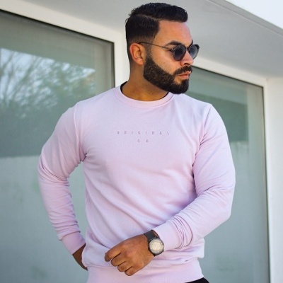 Homem com camisola rosa clara e óculos de sol
