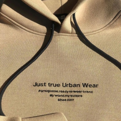 Sweatshirt bege com capuz e texto bordado preto no peito