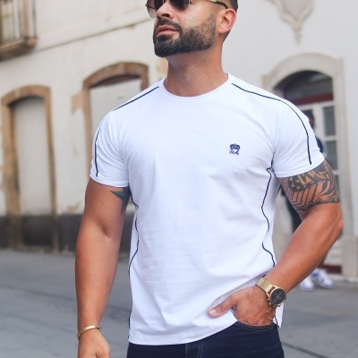 T-shirt branca com costuras pretas e logótipo azul BeM no peito