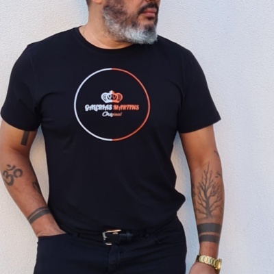 Homem com camiseta preta e estampa circular com texto em branco e vermelho em fundo branco