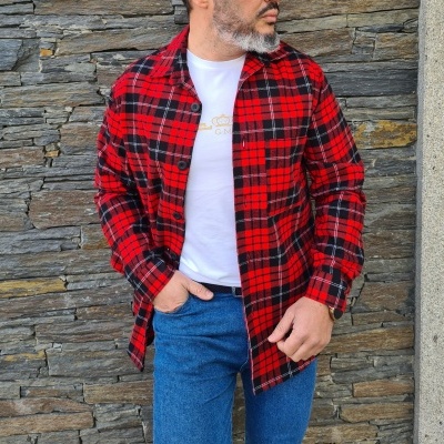 Homem com camisa de flanela xadrez vermelha e preta e t-shirt branca
