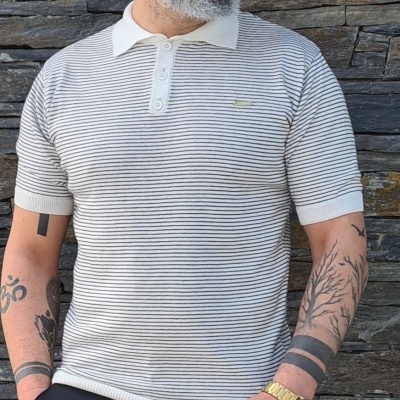 Camisola polo riscada azul e branca com gola branca