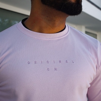 Camisola rosa clara com texto 'ORIGINAL GR' em relevo no peito