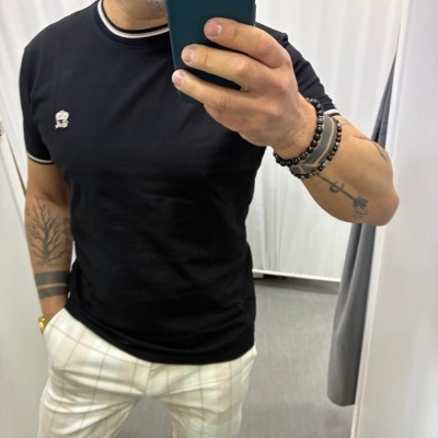 https://www.galerias-martins.pt/product/t-shirt-preta-2