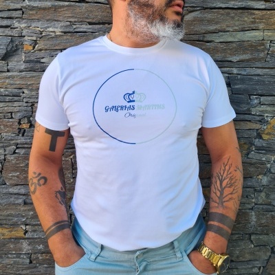 T-shirt branca com estampado e texto 'GALERIAS TRACTIVAS Only' em frente a parede de pedra