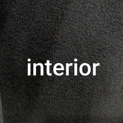 Tecido preto felpudo com a palavra interior em branco