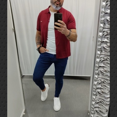 Homem a tirar selfie com roupa casual em espelho