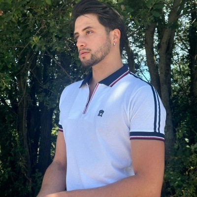 Polo branco masculino com riscas pretas e vermelhas na gola e mangas