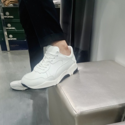 Tênis desportivo branco com sola branca e detalhes em cinza escuro