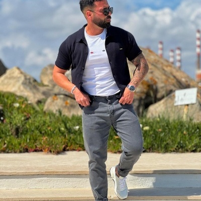 Homem com roupa casual ao ar livre em degraus