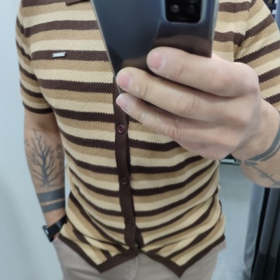 camisola de malha às riscas castanhas e bege com botões