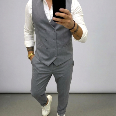 Conjunto masculino cinzento com camisa branca e sapatilhas brancas
