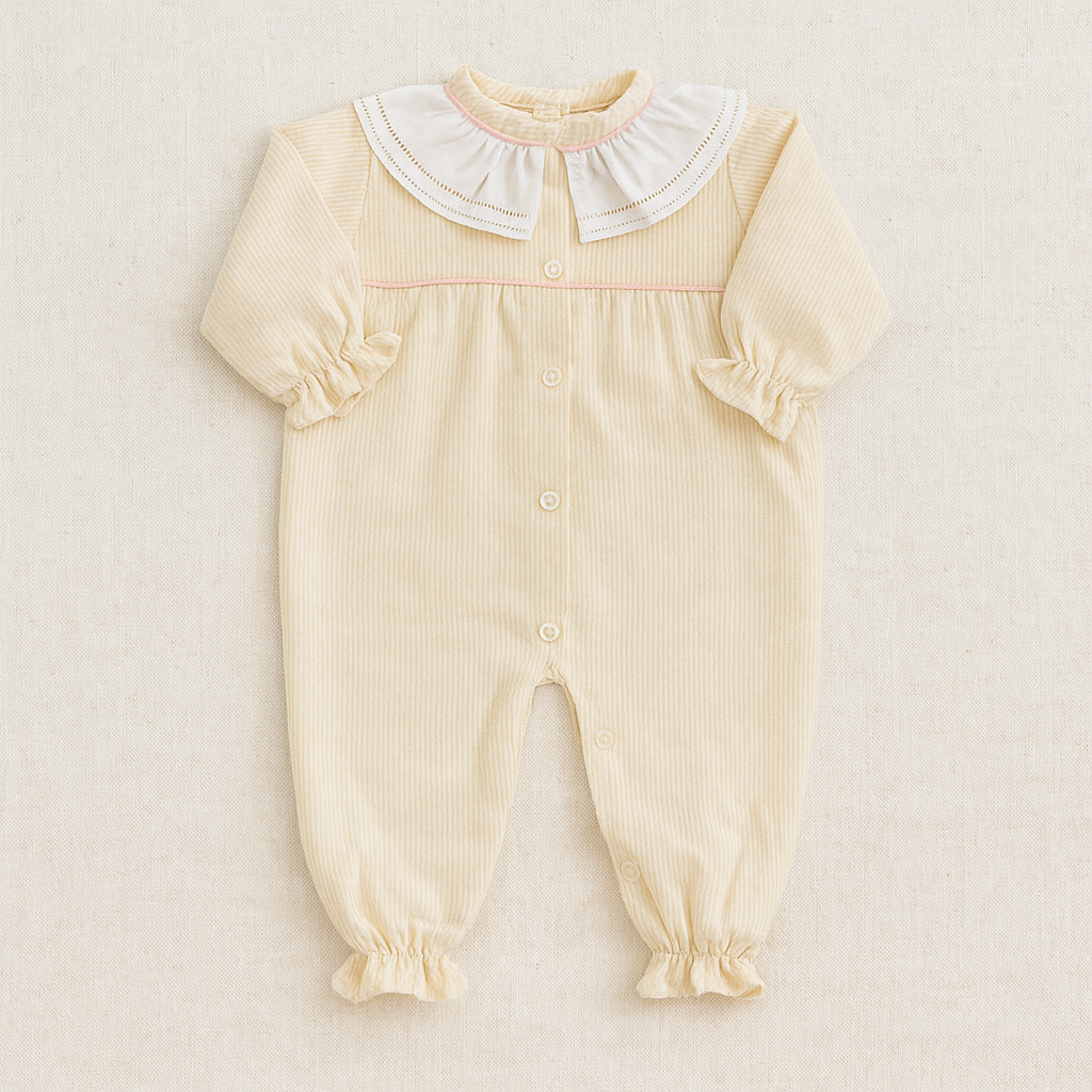 Macacão amarelo claro de veludo cotelê com gola branca bordada