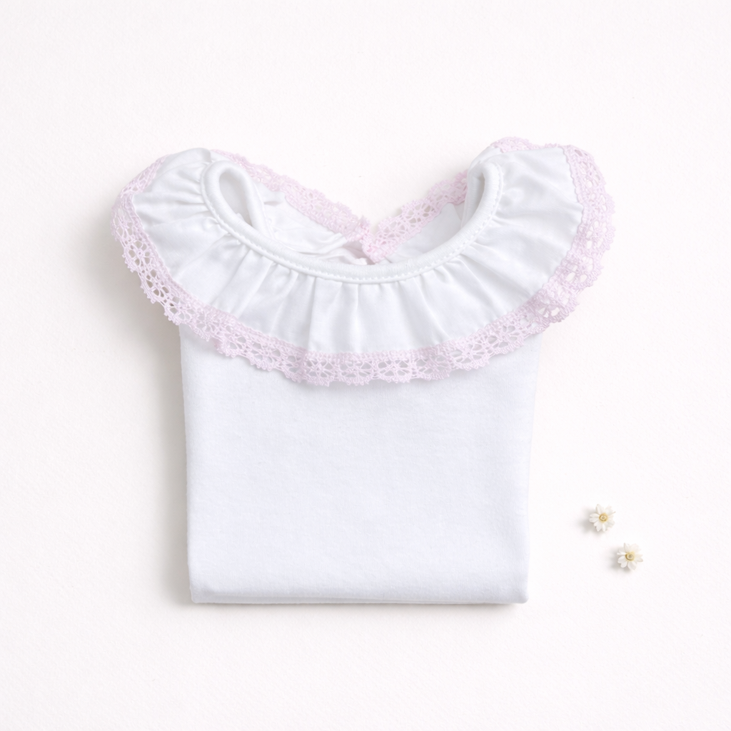 camisola branca com gola rodada rosa e renda