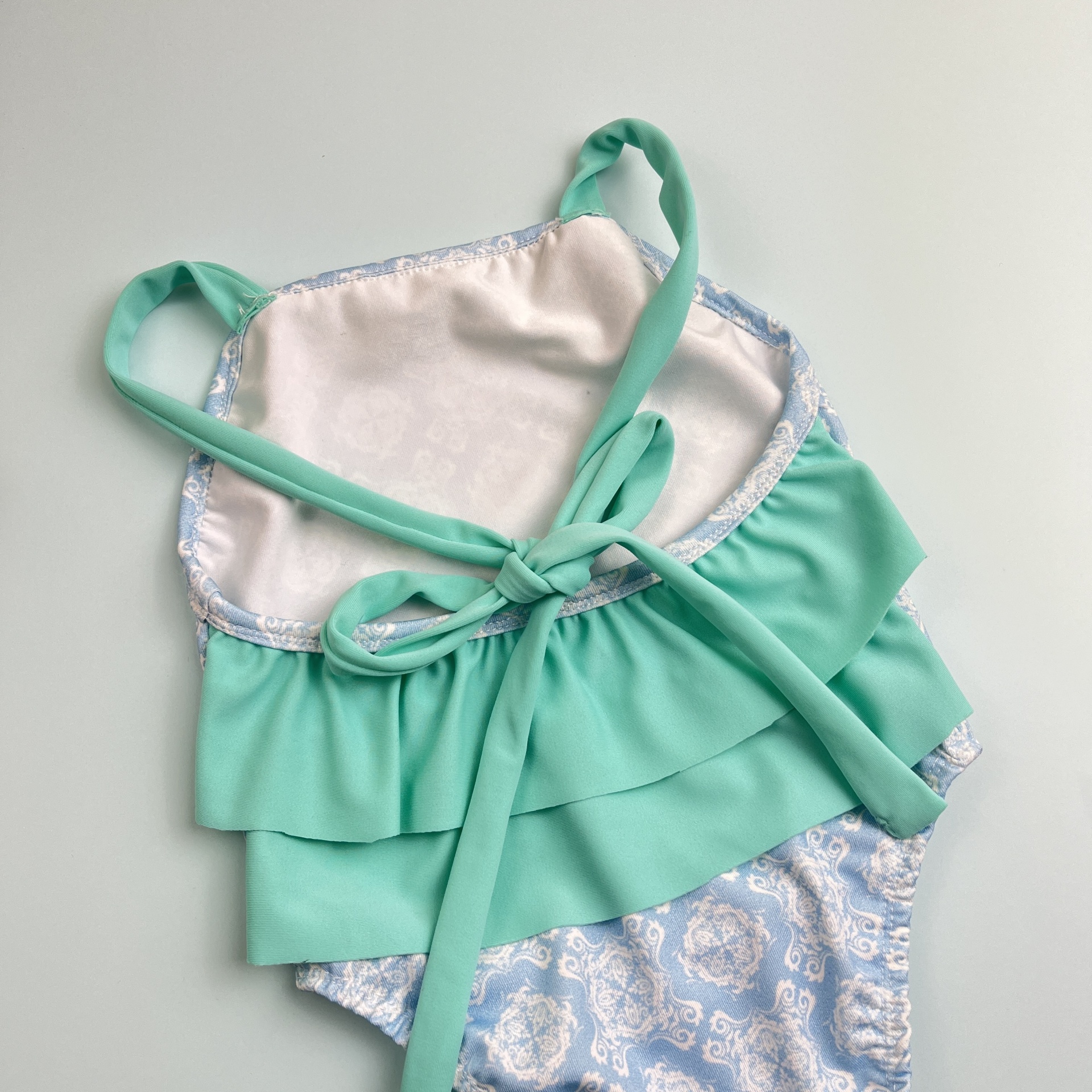 Fato de banho de bebé azul e verde com folhos e padrão floral