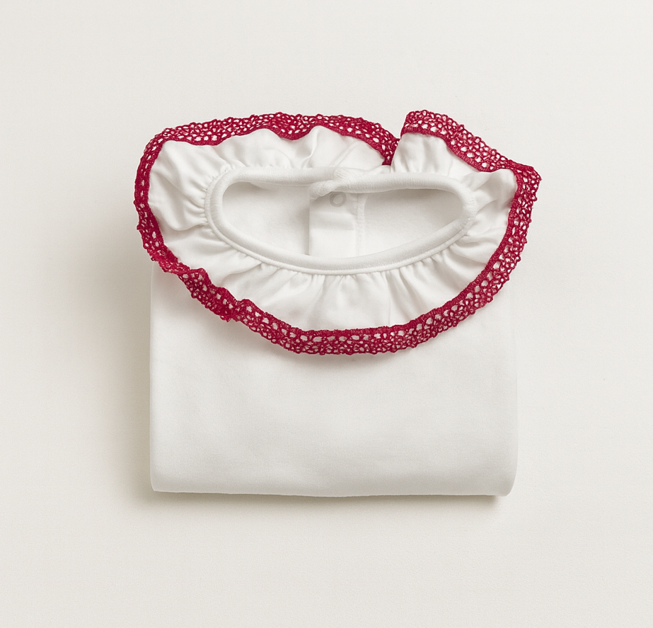Blusa branca com gola rodada e renda vermelha, dobrada sobre fundo branco
