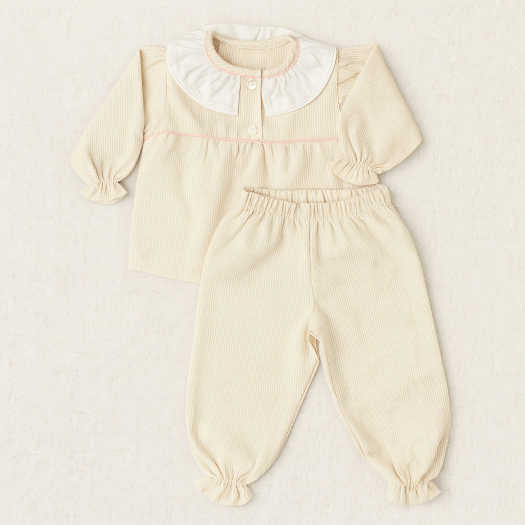 Conjunto de roupa de bebé creme com riscas finas, camisa gola branca e calças elásticas