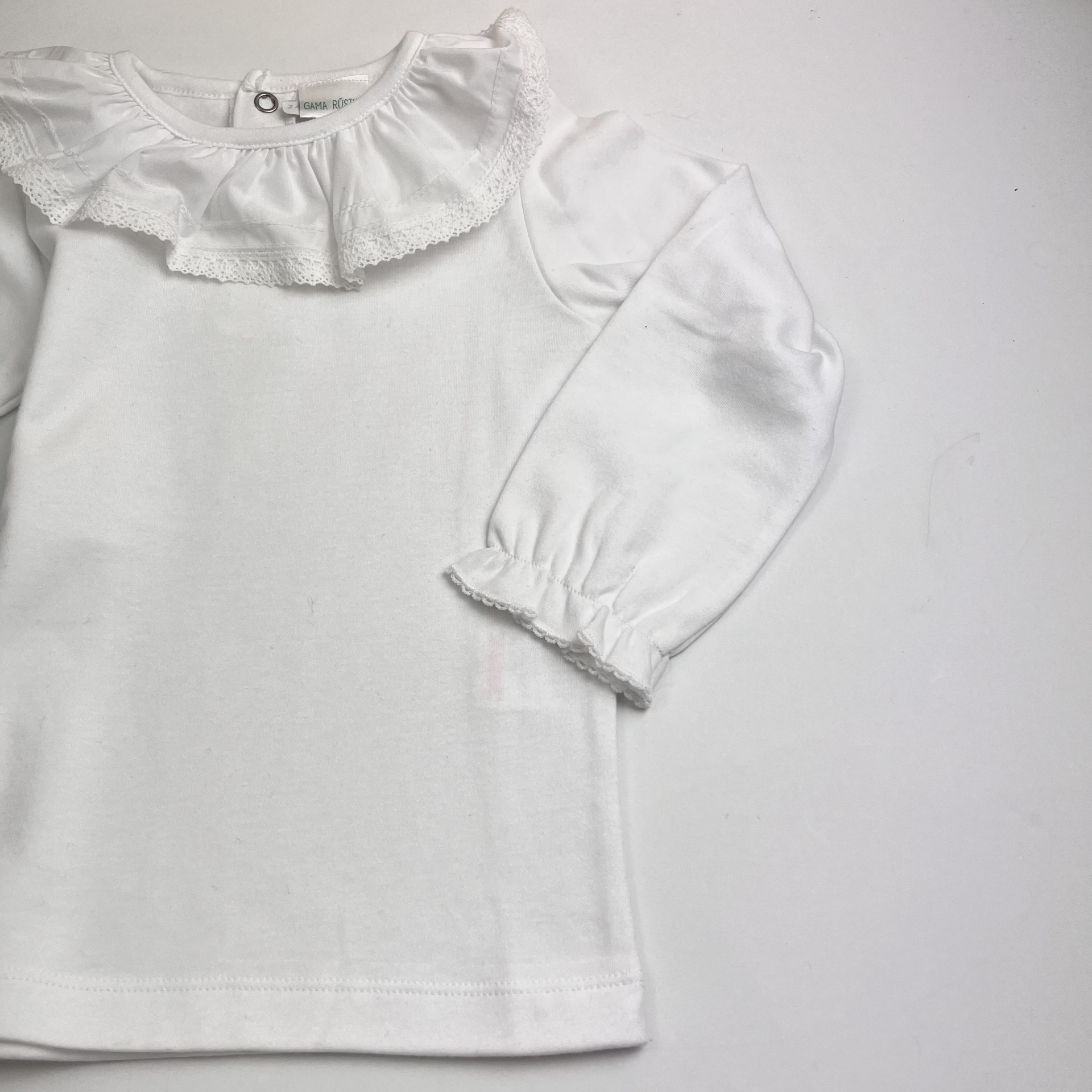 Camisola branca para criança com gola de folho rendado