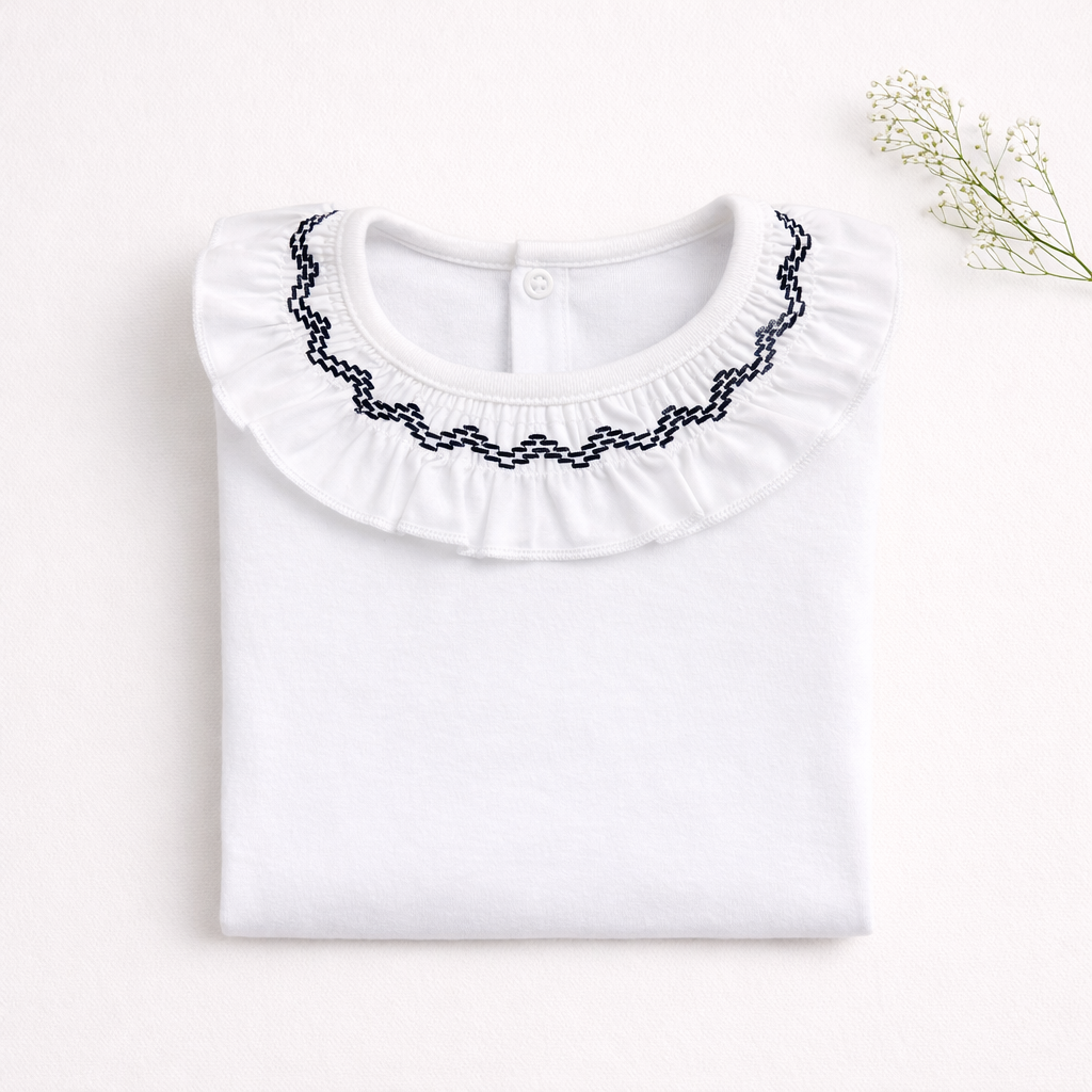 Camisola branca com gola babada e bordado preto e ramo de flores brancas