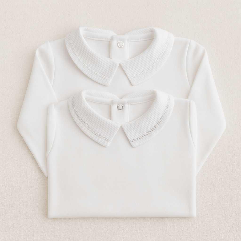 Duas camisolas de bebé brancas com gola peter pan