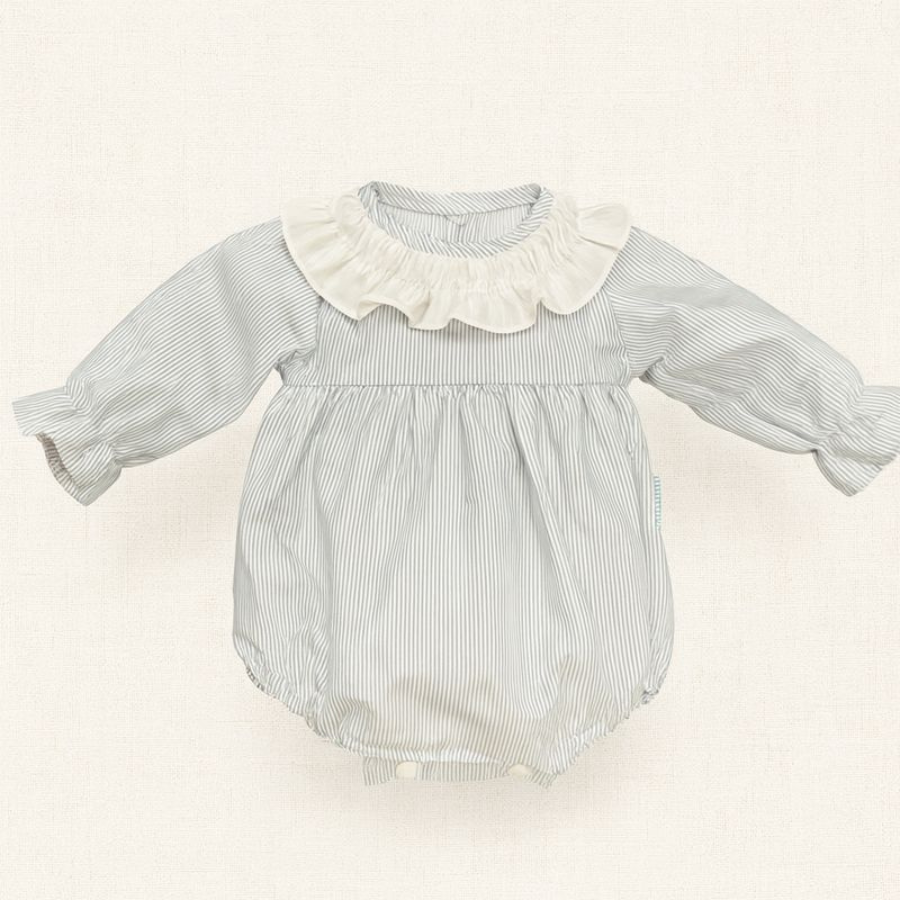 Babygrow de manga comprida com riscas finas cinza e branca e gola branca franzida