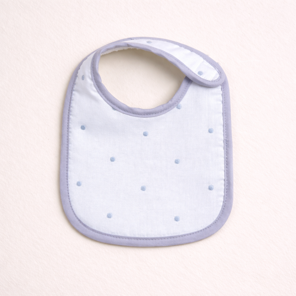 Babete branco com pontos azuis e bordas lilás