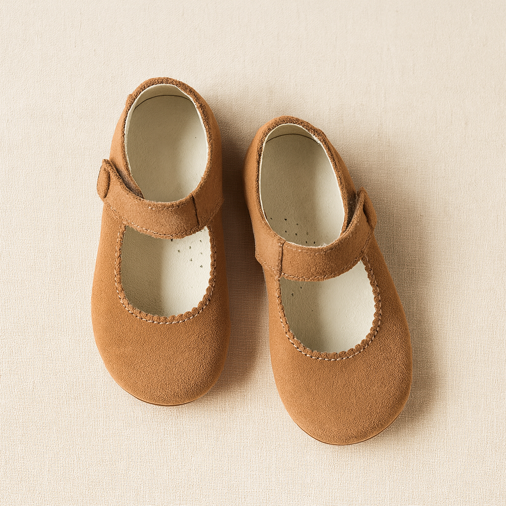 Sapatos infantis castanhos em camurça com fecho de velcro e interior branco