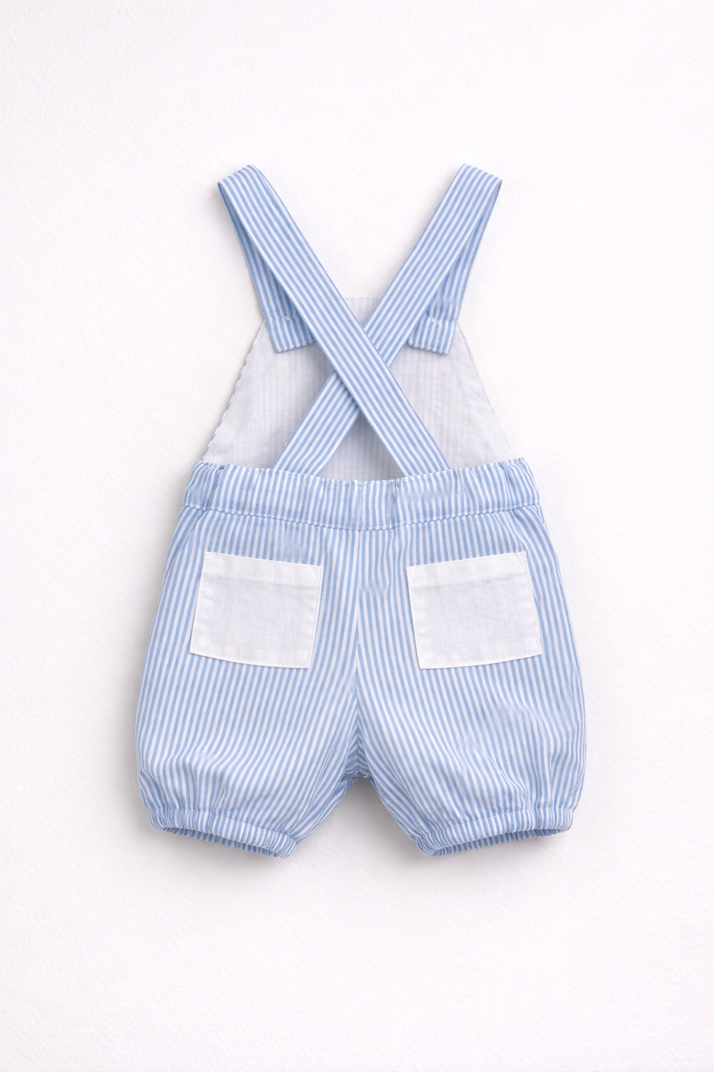 Calção azul e branco às riscas com alças cruzadas para bebé