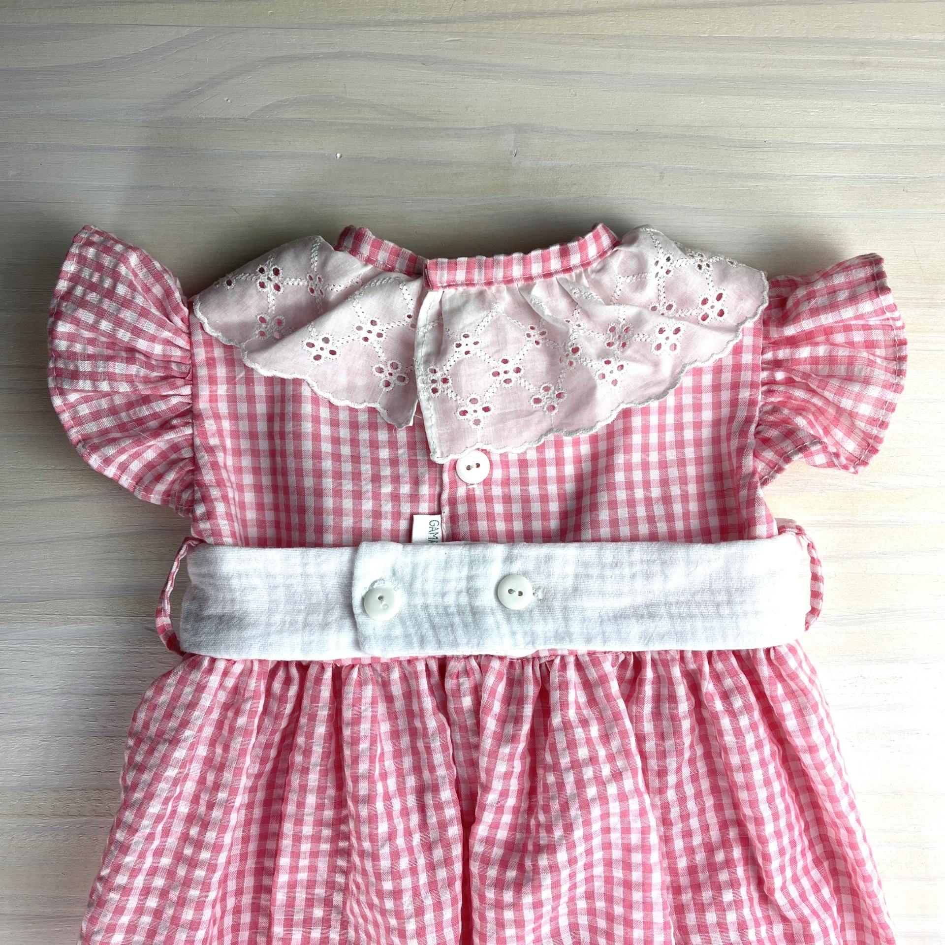 Vestido infantil rosa e branco com cinto branco e gola bordada