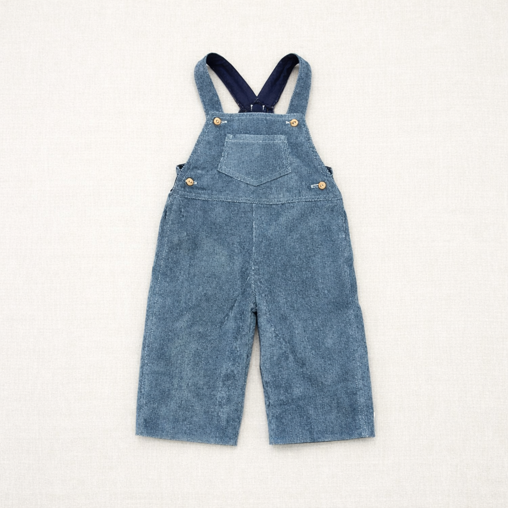 Jardineira azul de veludo com bolso frontal e alças cruzadas