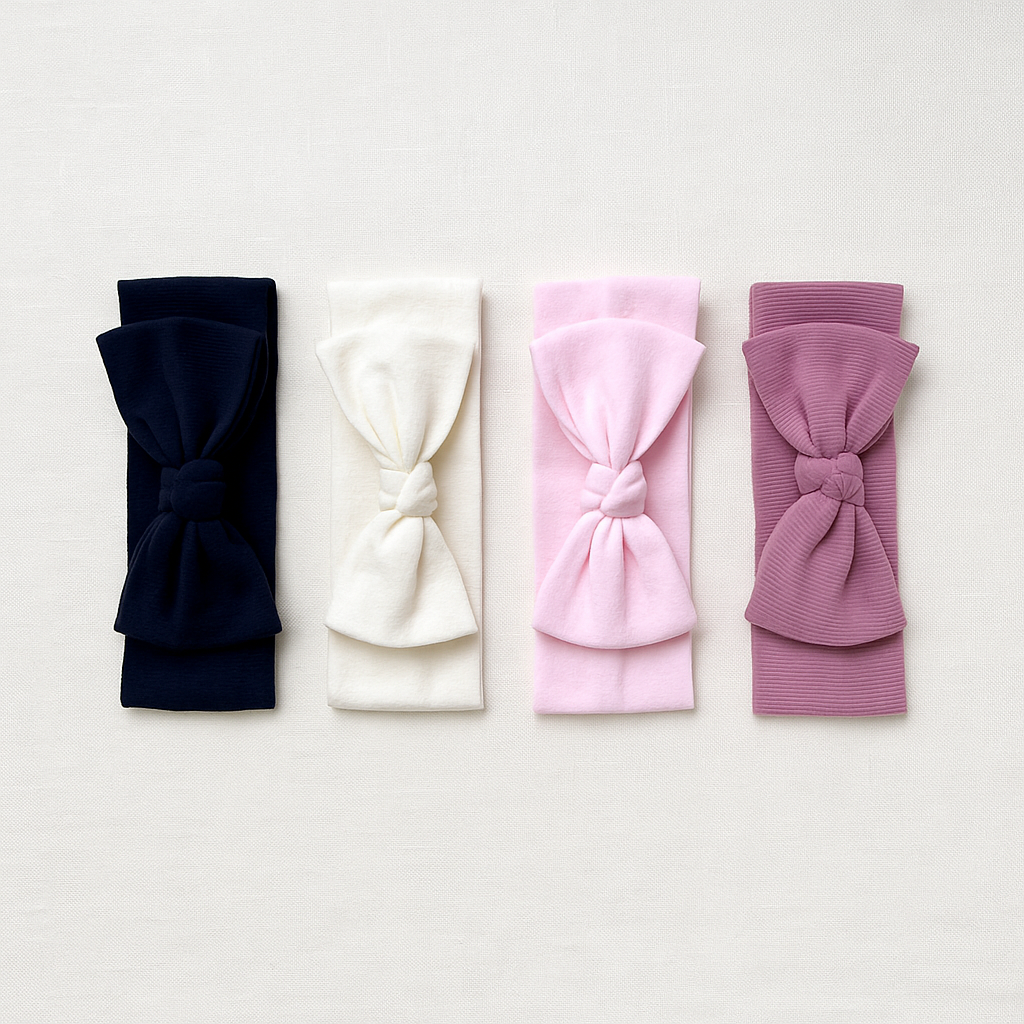 Quatro faixas de cabelo de tecido em azul escuro, branco, rosa claro e rosa escuro com nós no centro