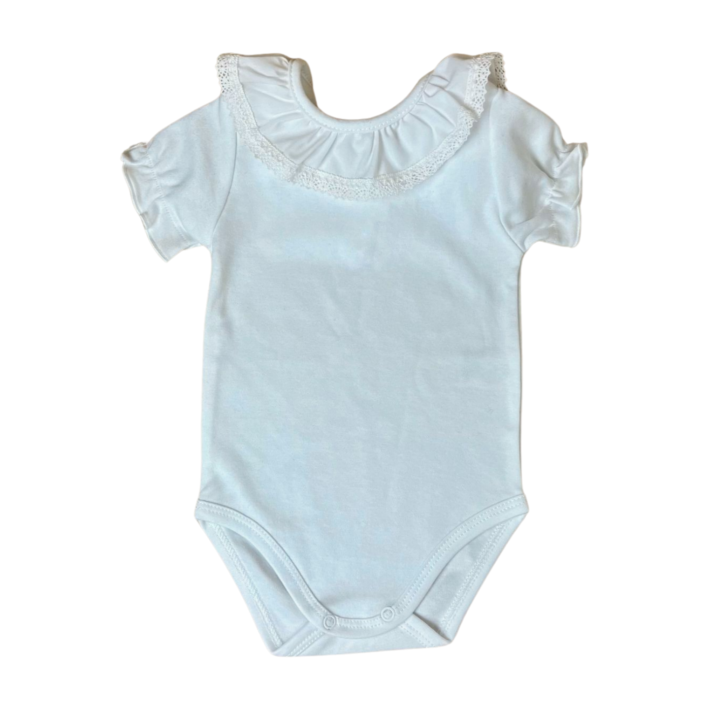 Body de bebé branco com gola redonda e folho com renda
