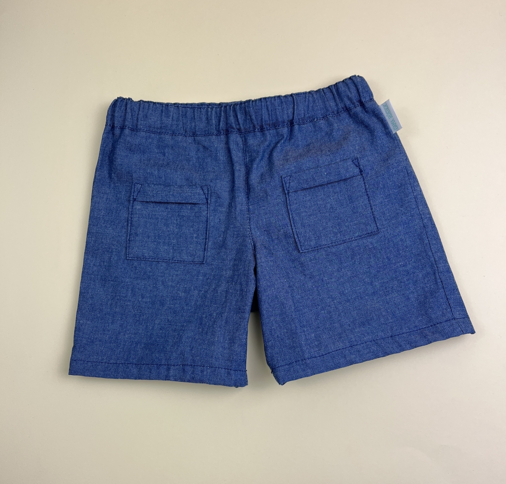 Calções de criança azuis com bolsos nas costas