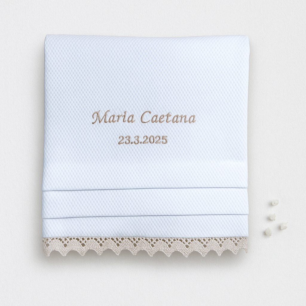 Toalha branca com bordado personalizado e renda bege