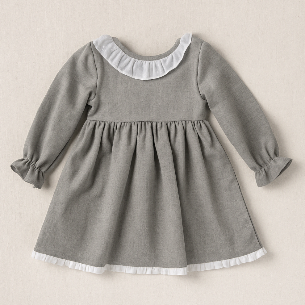 Vestido cinza de manga comprida com gola e barra brancas frisadas para criança