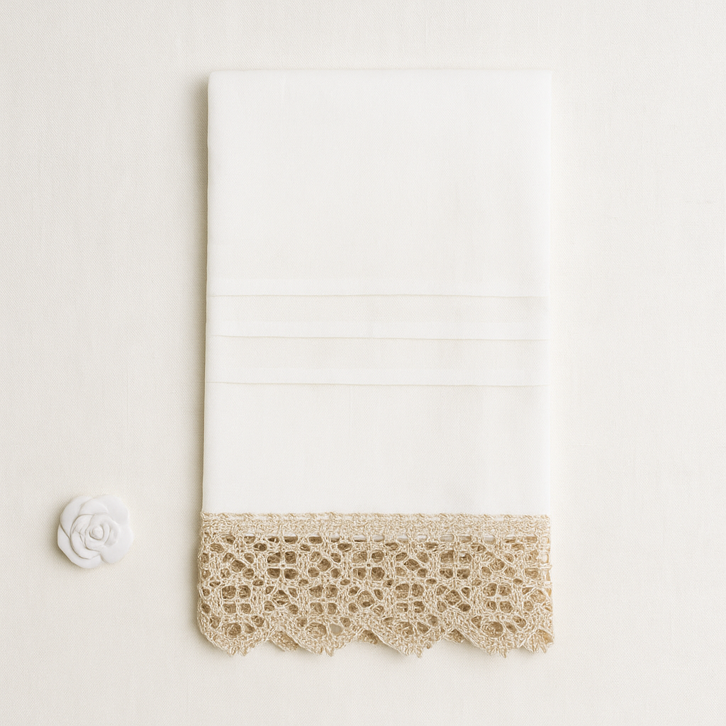 Guardanapo branco com barra rendada dourada e flor decorativa branca